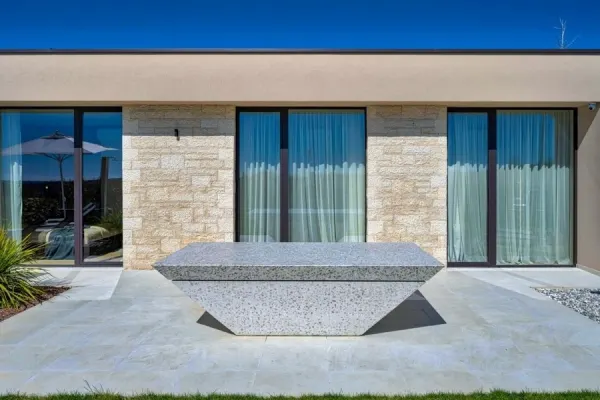 Eingeschossige Designervilla mit beheiztem Pool und Meerblick, Bild 2