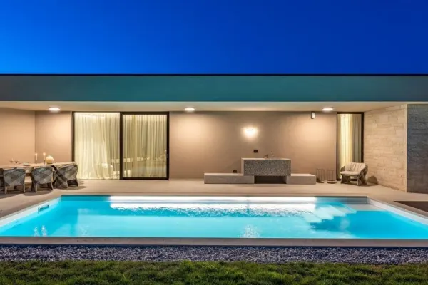 Eingeschossige Designervilla mit beheiztem Pool und Meerblick, Bild 3