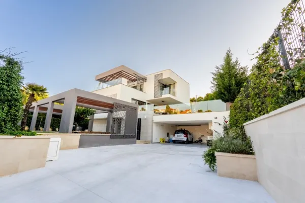 Neubau-Luxusvilla mit beheiztem Infinity-Pool, Aufzug und Meerblick, Bild 2