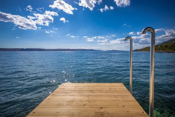 Moderne Villa mit Swimmingpool und Meerblick unterhalb des Velebit, Bild 3