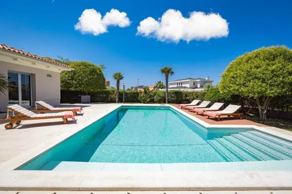 Luxuriöse Villa mit beheiztem Pool und Meerblick in ruhiger Wohnlage, Bild 2