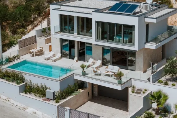 Neubauvilla mit Wellnessbereich, Pool und weitem Meerblick, Bild 2
