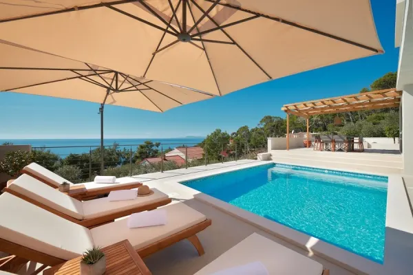 Moderne Villa mit Swimmingpool, Terrassen und weitem Meerblick, Bild 3
